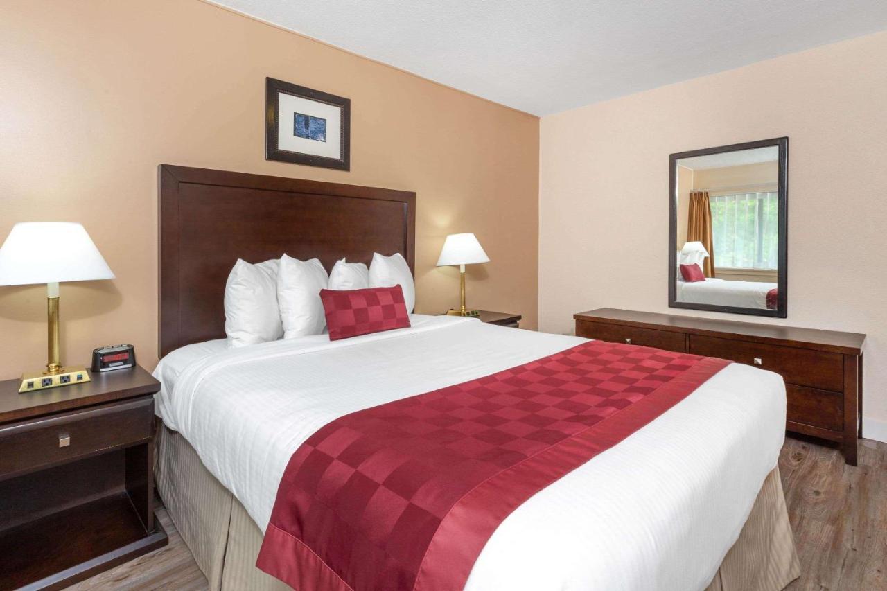 Ramada By Wyndham Coquitlam Hotel Exterior foto