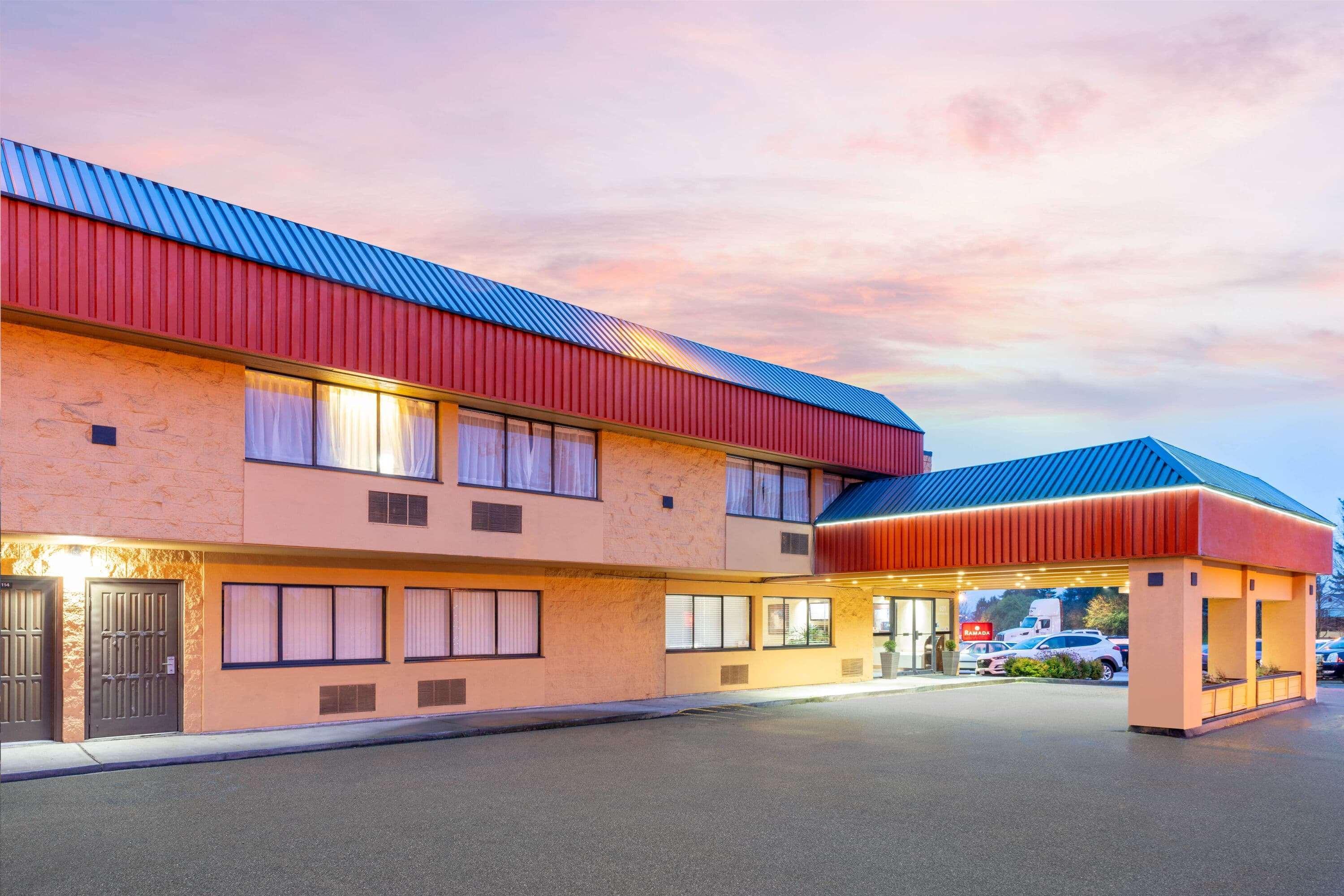 Ramada By Wyndham Coquitlam Hotel Exterior foto