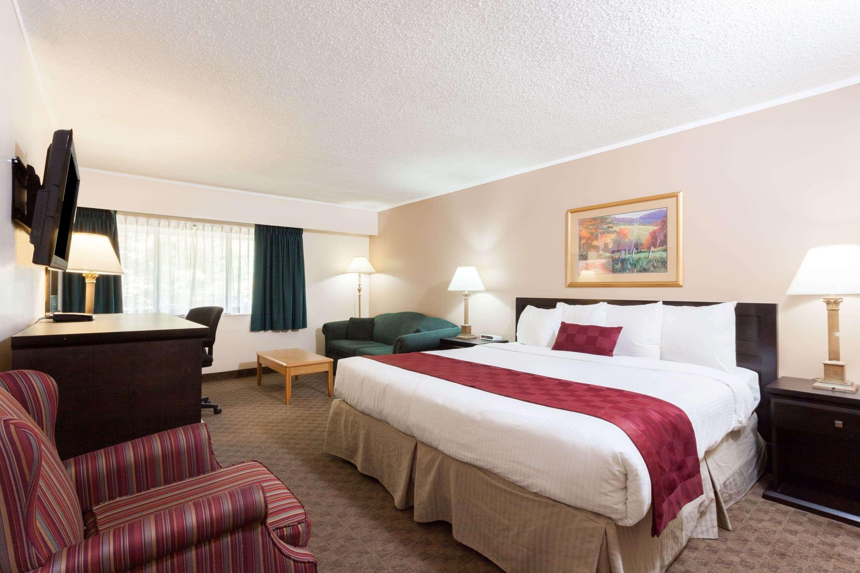 Ramada By Wyndham Coquitlam Hotel Exterior foto