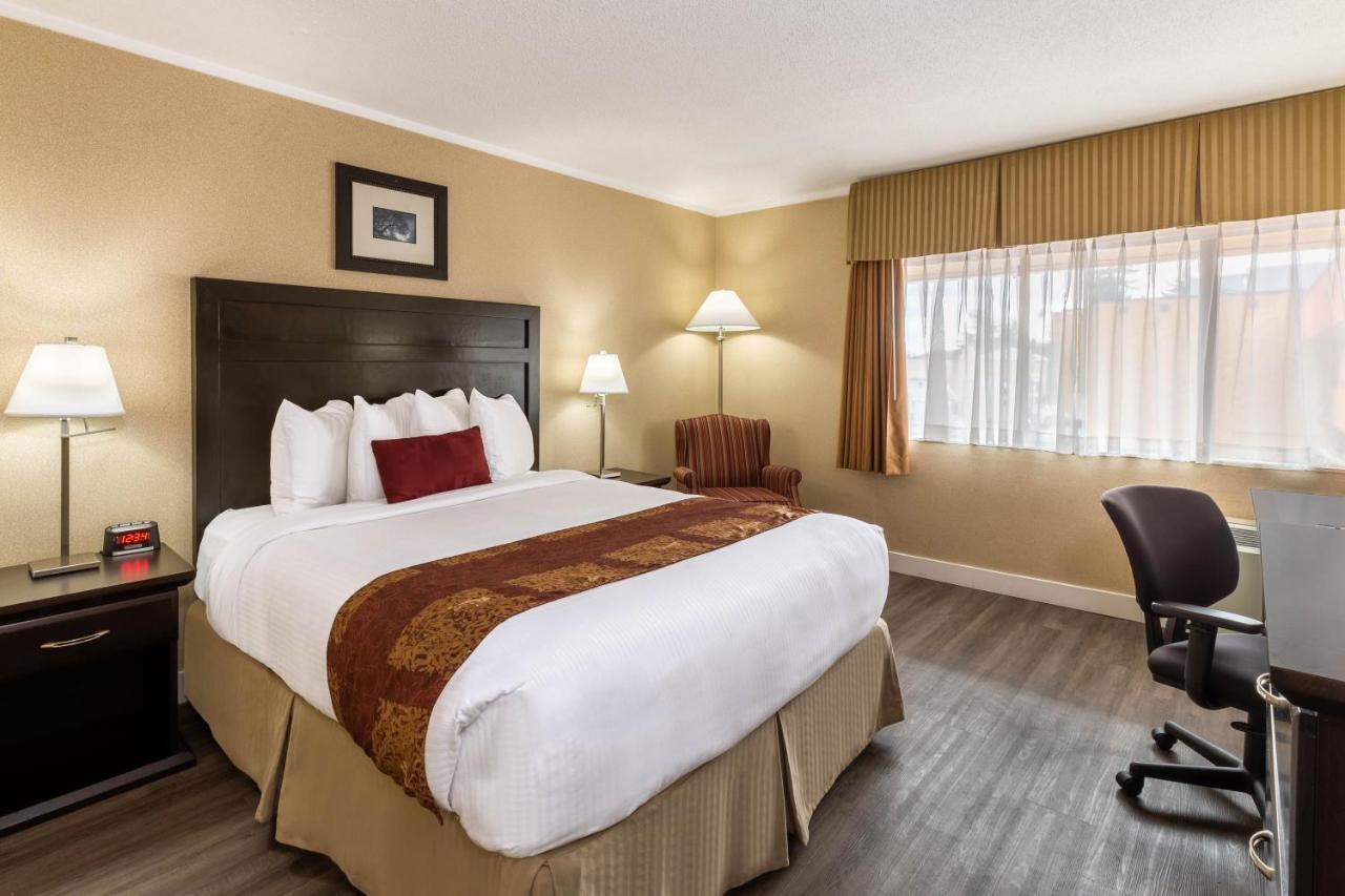 Ramada By Wyndham Coquitlam Hotel Exterior foto